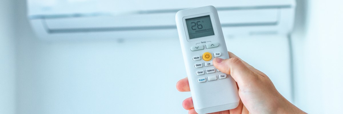 Beşiktaş'ta Cede Servis teknisyeni Daikin klima bakım ve tamir işlemi yapıyor